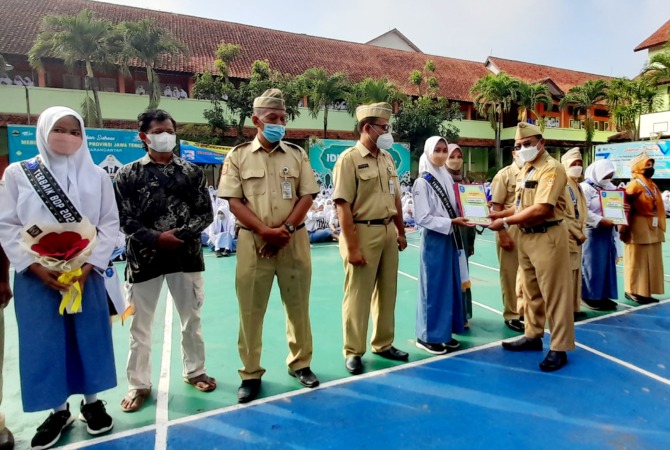 APRESIASI: Kepala SMKN 1 Karanganyar Setiyono beri reward siswa berprestasi. (ISTIMEWA)