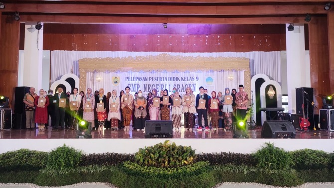 BERPRESTASI: Pelepasan peserta didik kelas IX SMPN 1 Sragen, kemarin (16/6). (ISTIMEWA)