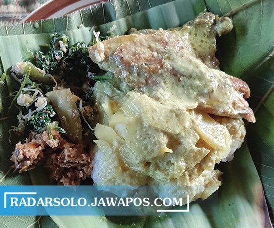 MENU TRADISIONAL: Sego kuning dengan lauk ayam dan gudangan yang hanya ada di Giriwoyo, Wonogiri. (IWAN ADI LUHUNG/RADAR SOLO)