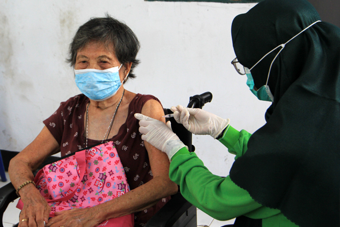 Vakinasi booster Covid-19. Vaksinasi booster Covid-19 sangat penting bagi warga lanjut usia untuk menjaga kesehatan mereka dalam jangka panjang. (Dery Ridwansah/JawaPos.com)