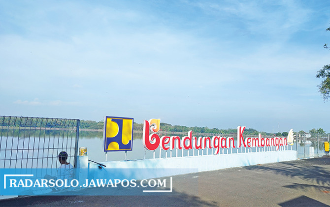 LAYAK DISINGGAHI: Suasana waduk Kembangan di Desa Mojorejo, Kecamatan Karangmalang, Sragen menyajikan pemandangan tak jauh dari pusat kota. (AHMAD KHAIRUDIN/RADAR SOLO)