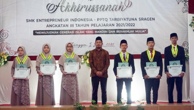 TERBAIK: Kepala SMK Entrepreneur Indonesia Sragen Taufik Ahmad Fahrudin bersama lulusan terbaik saat Akhirussanah, kemarin (5/6). (ISTIMEWA)