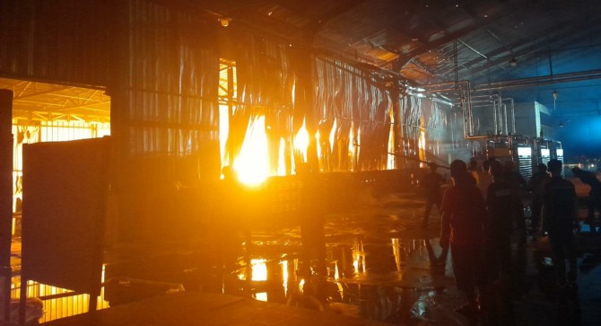 BERJUANG: Proses pemadaman api di perusahaan pembuat triplek di Karanganyar yang dilakukan tim pemadam kebakaran dan BPBD serta karyawan. (RUDI HARTONO/RADAR SOLO)