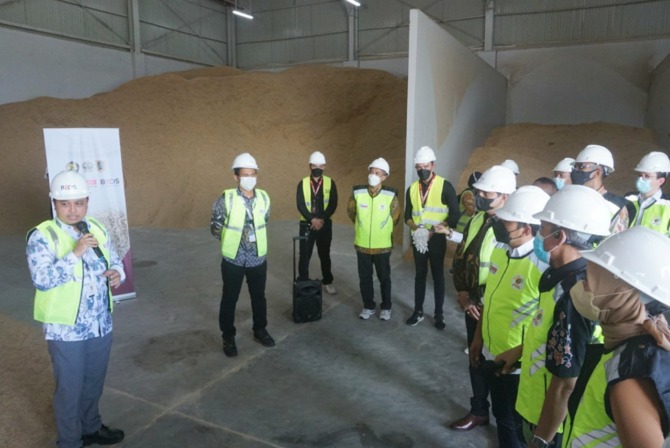 TEROBOSAN BARU: Vice President General Secretary Danone Indonesia, Vera Galuh Sugijanto bersama Sekda Pemprov Jawa Tengah Sumarno dan jajaran lainnya saat melihat boiler biomassa berbahan bakar sekam padi di kawasan pabrik PT Sarihusada Generasi Mahardika