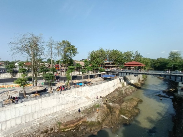 BARU: Daerah bantaran sungai yang diolah menjadi wisata moderen Kali Pepe Land. (A. CHRISTIAN/RADAR SOLO)