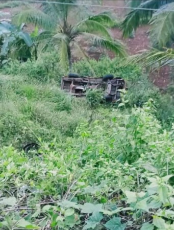 TRAGIS: Bandsaw yang terjun ke jurang di Desa Paranggupito. (ISTIMEWA)