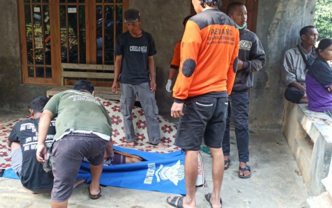 EVAKUASI: Sejumlah warga dan relawan tengah mengevakuasi jenazah pesepeda asal Kota Solo yang meninggal di di wilayah Bangsri, Karangpandan, Karanganyar, Minggu (26/6). (RUDI HARTONO/RADAR SOLO)