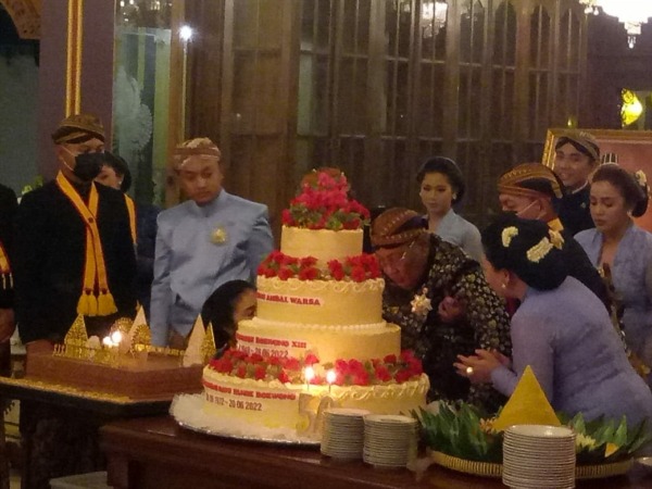 Perayaan ulang tahun ke-74 SISKS Pakoe Boewono XIII di Sasana Handrawina, Dalem Ageng, Keraton Kasunanan Surakarta, Selasa (28/6) malam. (SILVESTER KURNIAWAN/RADAR SOLO)