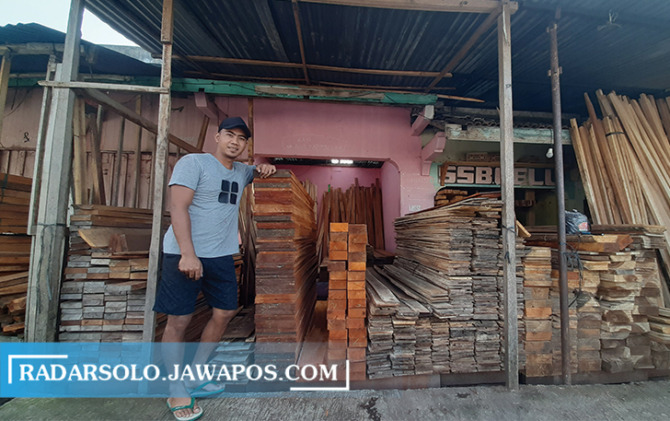 ULET: Anton Widodo, entrepreneur asal Jelok, Cepogo, di toko kayu miliknya di Boyolali, jalan Solo-Selo-Borobudur. (RAGIL LISTIYO/RADAR SOLO)