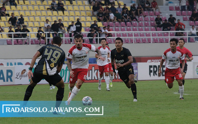 MULAI SERANGAN: Gerard Artigas tengah membawa bola dalam pertandingan Persis Solo vs Dewa United di Stadion Manahan, Jumat (24/6). Dalam pertandingan ini berakhir imbang 1-1. (M. IHSAN/RADAR SOLO)
