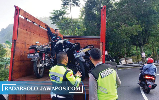 BIKIN RESAH: Satlantas Polres Karanganyar mengamankan sepeda motor yang balap liar di jalur Tawangmangu.  (RUDI HARTONO/RADAR SOLO)