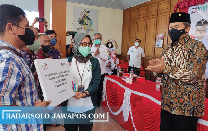 BERI MANFAAT: Penyerahan bantuan sambung listrik gratis untuk 138 penerima manfaat di Kecamatan Pracimantoro, Rabu (29/6). (IWAN ADI LUHUNG/RADAR SOLO)