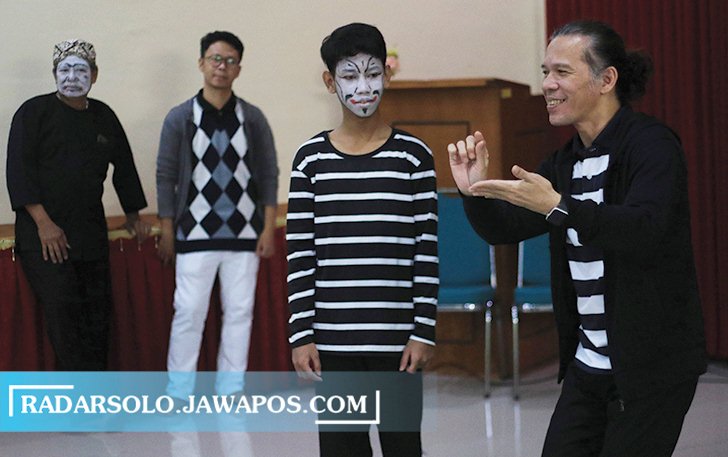 RIANG: Septian Dwi Cahyo, master pantomim melatih anak berkebutuhan khusus di Aula SLB Negeri Surakarta, Selasa (28/6). (ARIEF BUDIMAN/RADAR SOLO)