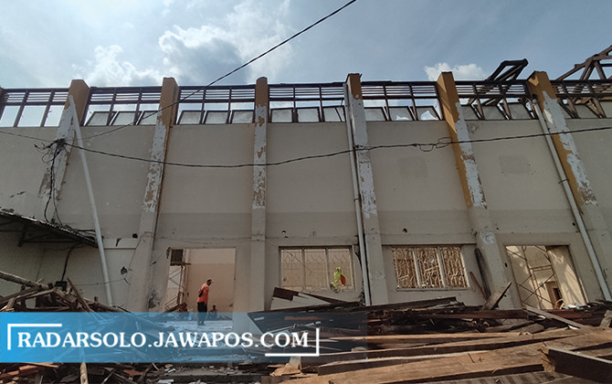 BEKAS BIOSKOP: Kondisi Gedung Giri Cahaya yang mulai dibongkar, Selasa (7/6). (IWAN ADI LUHUNG/RADAR SOLO)
