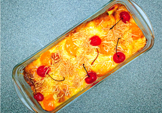 BISA DINGIN BISA HANGAT: Tampilan bread butter pudding yang shiny dengan olesan madu. Jika ingin menyajikan hangat, puding bisa dicetak di wadah ukuran kecil sehingga tak perlu dipotong. (Alfian Rizal/Jawa Pos)