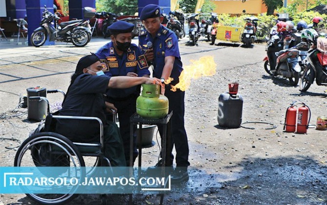 AGAR TERAMPIL: Disabilitas mengikuti pelatihan pemadaman api di markas Damkar Kota Surakarta belum lama ini. (ARIEF BUDIMAN/RADAR SOLO)