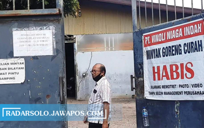 PASANG SPANDUK: Salah satu distributor minyak goreng curah di Kota Karanganyar kehabisan stok. (RUDI HARTONO/RADAR SOLO)
