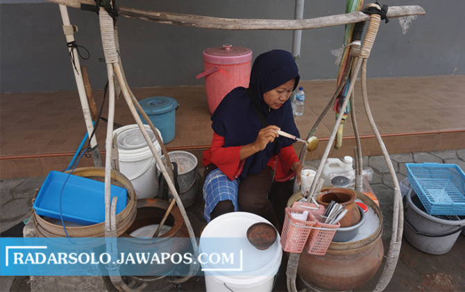 SEGAR: Penyajian es dawet Bayat oleh Sarjinem di Jalan Pandanaran, Desa Paseban, Kecamatan Bayat. (ANGGA PURENDA/RADAR SOLO)
