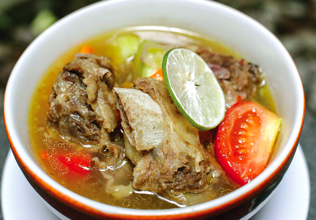 RASA ALA JAWA TIMURAN: Olahan garang asem yang biasanya dibungkus daun pisang, lalu dikukus, berganti direbus. Cita rasanya pun dominan asin, asam, dan pedas yang segar. (Alfian Rizal/Jawa Pos)