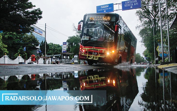 JADI PERHATIAN: Genangan air pasca hujan di kawasan Jalan Slamet Riyadi, beberapa waktu lalu. (M. IHSAN/RADAR SOLO)