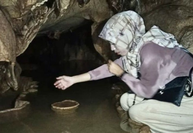 Seorang wisatawan di dalam Gua Telaga Dewa Desa Liyu, Kecamatan Halong, Kabupaten Balangan. (Antara)