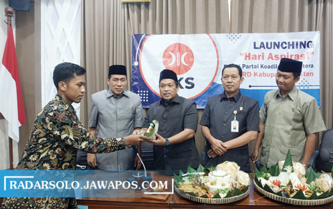 TEROBOSAN BARU: Peluncuran hari aspirasi ditandai dengan pemotongan tumpeng oleh Ketua Fraksi PKS DPRD Klaten Widodo diberikan ke Ketua Komunitas Petani Muda Klaten Afip Amrizal Basri. (ANGGA PURENDA/RADAR SOLO)