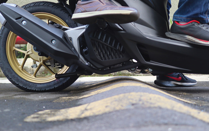 Bikers harus waspada bahaya motor kegasruk saat melewati polisi tidur.