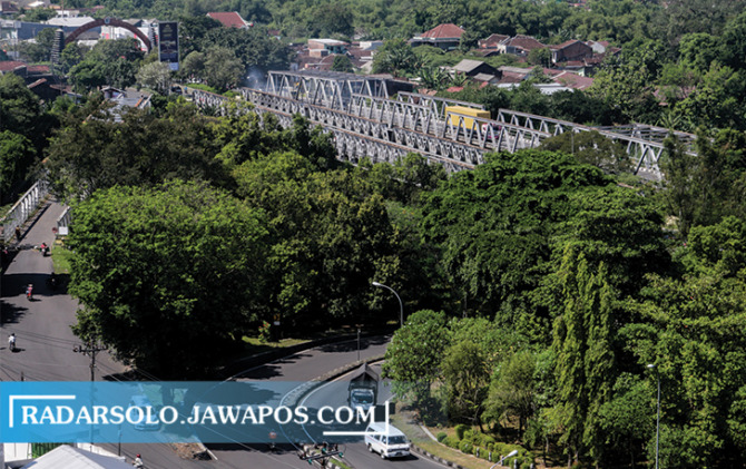 SEGERA DIREHAB: Jembatan Jurug merupakan akses sangat vital menjadi pintu gerbang masuk ke Kota Solo dari arah timur. (M. IHSAN/RADAR SOLO)