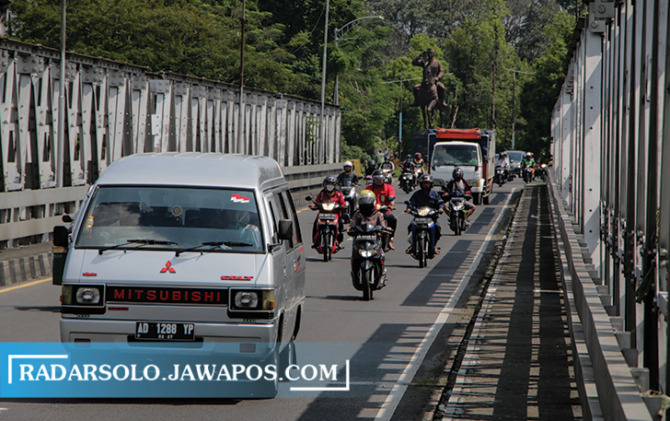 JALUR UTAMA: Jembatan Jurug yang segera direvitalisasi. Pelaksanaan proyek ditentukan besok (22/6). (M. IHSAN/RADAR SOLO)