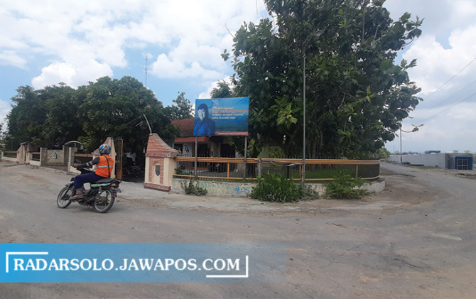 DAPAT GANTI RUGI: Kantor Desa Guwokajen di Kecamatan Sawit yang terdampak tol Solo-Jogja. Tampak proyek tol di sisi kanan sudah mulai dikerjakan. (RAGIL LISTIYO/RADAR SOLO)