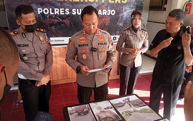 Kapolres Sukoharjo AKBP Wahyu Nugroho Setyawan saat memberi keterangan terkait kejadian viral penilangan E-TLE mobile di area persawahan, Kamis (23/6). (IWAN KAWUL/RADAR SOLO)