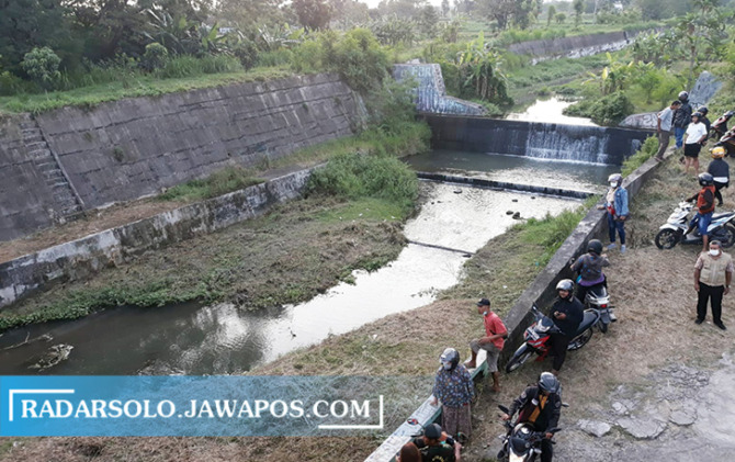 PENASARAN: Situasi di sekitar Jembatan Pandan Simping  di antara perbatasan Kecamatan Jogonalan dan Prambanan yang ramai dikerumuni warga. (ANGGA PURENDA/RADAR SOLO)