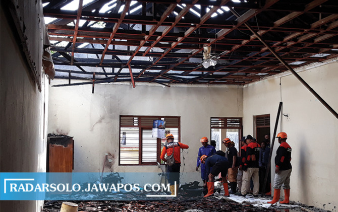 HANGUS: Kondisi aula Kantor Desa Gondangan, Jogonalan yang terbakar, Selasa (31/5) lalu. (ANGGA PURENDA/RADAR SOLO)