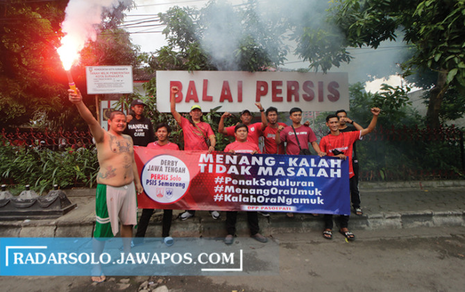 Deklarasi damai derby Jateng yang digelar suporter dari Persis Solo dan PSIS Semarang di depan Balai Persis, Senin (20/6). (M. IHSAN/RADAR SOLO)