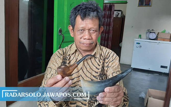 KREATIF: Narioto memperlihatkan beberapa produk kerajinan dari tanduk hewan yang dibuatnya. (RAGIL LISTYO/RADAR SOLO)