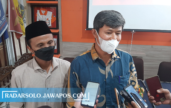 BERI KETERANGAN: Ketua KPU Boyolali Ali Fahrudin (kanan) dan Komisioner KPU Boyolali, Divisi Sosialisasi Pendidikan Pemilih dan Partisipasi Masyarakat Muhammad Rohani. (RAGIL LISTYO/RADAR SOLO)