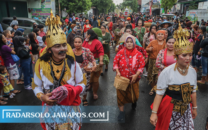 TANPA SEKAT: Ribuan warga Gandekan, Jebres mengikuti kirab kebhinekaan yang kembali digelar setelah dua tahun vakun karena pandemi, Rabu (1/6). (M IHSAN/RADAR SOLO)