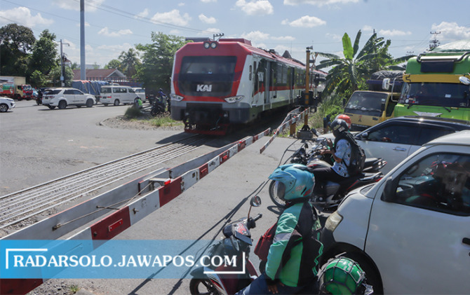 JALUR SIBUK: Perlintasan KA di Simpang Joglo segera dibangun rel layang untuk memecah kepadatan kendaraan.  (M. IHSAN/RADAR SOLO)