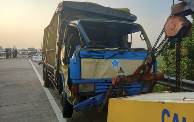Kondisi truk yang mengalami kecelakaan dengan truk di  kejadian kecelakaan, jalan tol Ngawi-Solo, tepatnya di KM 513.600 B, wilayah Kebakkramat, Karanganyar, Rabu (22/6). (RUDI H/RADAR SOLO)