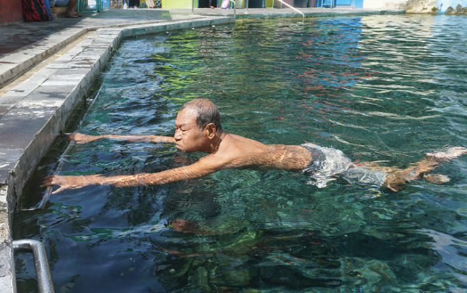 SEGAR: Seorang lansia dengan keluhan saraf kejepit sedang terapi di Umbul Brintik, Desa Malangjiwan, Kecamatan Kebonarum, Klaten. (ANGGA PURENDA/RADAR SOLO)