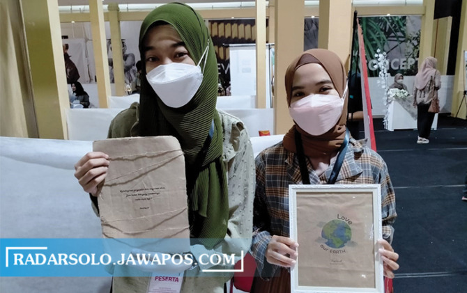 IDE SEGAR: Dua mahasiwa UNS Annisa Salsabila Ramadhani (kiri) dan Siti Fatimah tunjukkan karya dari daur ulang kertas, kemarin (24/6). Foto bawah, handycraft yang memanfaatkan kertas bekas. (SEPTIAN REFVINDA/RADAR SOLO)