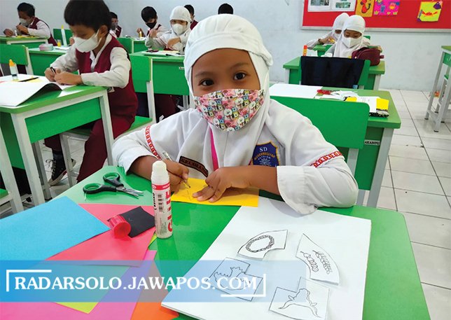 INTERAKTIF: Para siswa salah satu SD swasta Islam di Kota Solo menggambar sila lambang Pancasila di sekolah setempat, Senin (14/6). (SEPTIAN REFVINDA/RADAR SOLO)