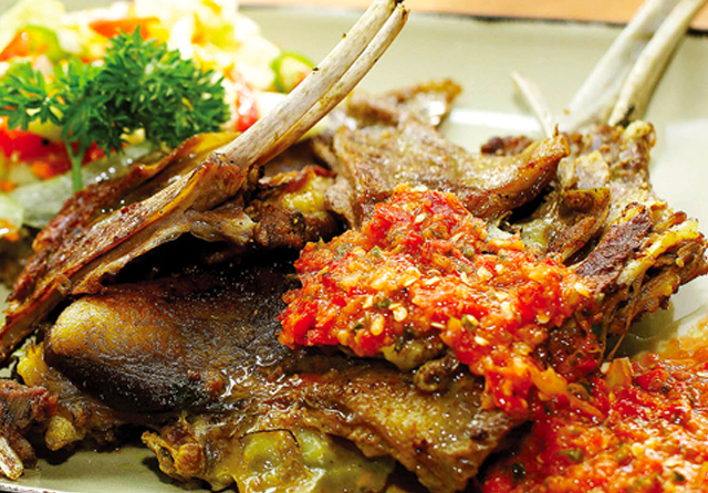 KHAS: Sajian Monster Lahm ini dimasak dengan teknik slow cook sehingga daging empuk dengan bumbu meresap. BIsa disajikan dengan salad dan sambal. (Robertus Risky/Jawa Pos)