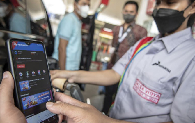Konsumen menunjukan aplikasi MyPertamina saat mengisi bahan bakar pertalite di SPBU Pertamina, Jakarta, Rabu (29/6). (ANTARA)