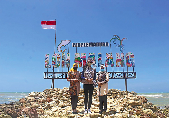 PATUT DIKUNJUNGI: Puteri Indonesia 2020 Rr Ayu Maulida Putri (tengah) pernah berkunjung ke Pantai Lon Malang. (M. Iqbal/Jawa Pos Radar Madura)