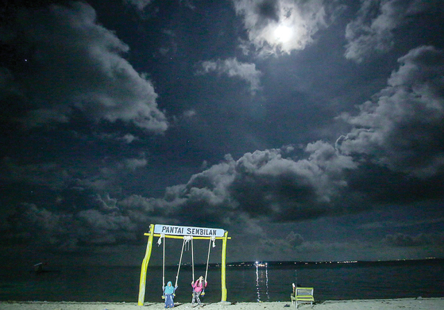 TERANG BULAN: Sinar bulan ikut menambah indahnya suasana malam di pulau-pulau wilayah perairan Sumenep. Termasuk di Pantai Sembilan. (Alfian Rizal/Jawa Pos)