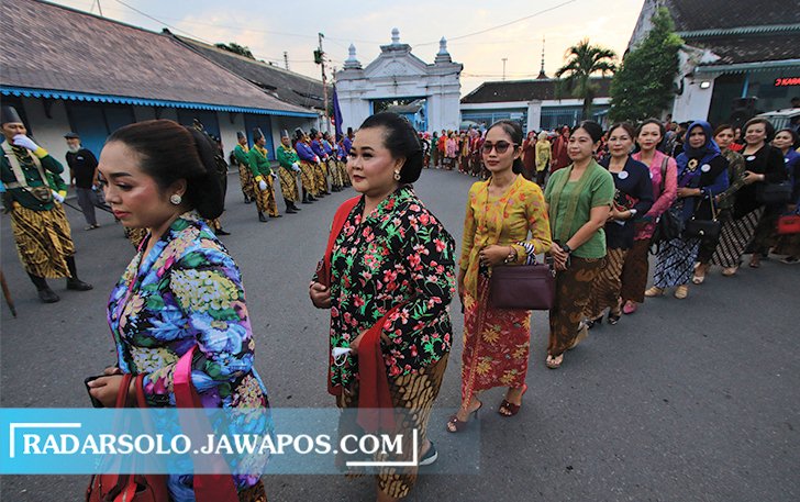 ANGGUN: Parade kebaya di halaman Keraton Kasunanan Surakarta, Sabtu (4/6). Kegiatan ini untuk mendukung lahirnya Hari Kebaya Nasional. (ARIEF BUDIMAN/RADAR SOLO)