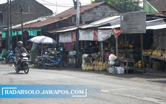 BAKAL DIBONGKAR: Pedagang Pasar Joglo bakal dipindahkan sementara ke pasar darurat sampai pasar baru selesai dibangun.  (M. IHSAN/RADAR SOLO)