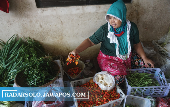 NAIK TURUN: Pedagang sayur di Pasar Srago, Kelurahan Mojayan, Kecamatan Klaten Tengah menunjukkan komoditas cabai rawit. Harga cabai rawit turun dari Rp 100.000 menjadi Rp 80.000. (ANGGA PURENDA/RADAR SOLO)