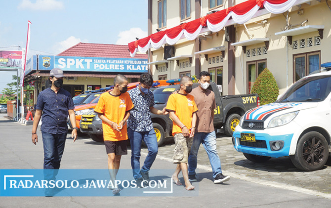 TAK BERKUTIK: Kedua pelaku aksi pecah kaca di warung makan Prambanan digelandang ke Mapolres Klaten, Rabu (22/6). (ANGGA PURENDA/RADAR SOLO)